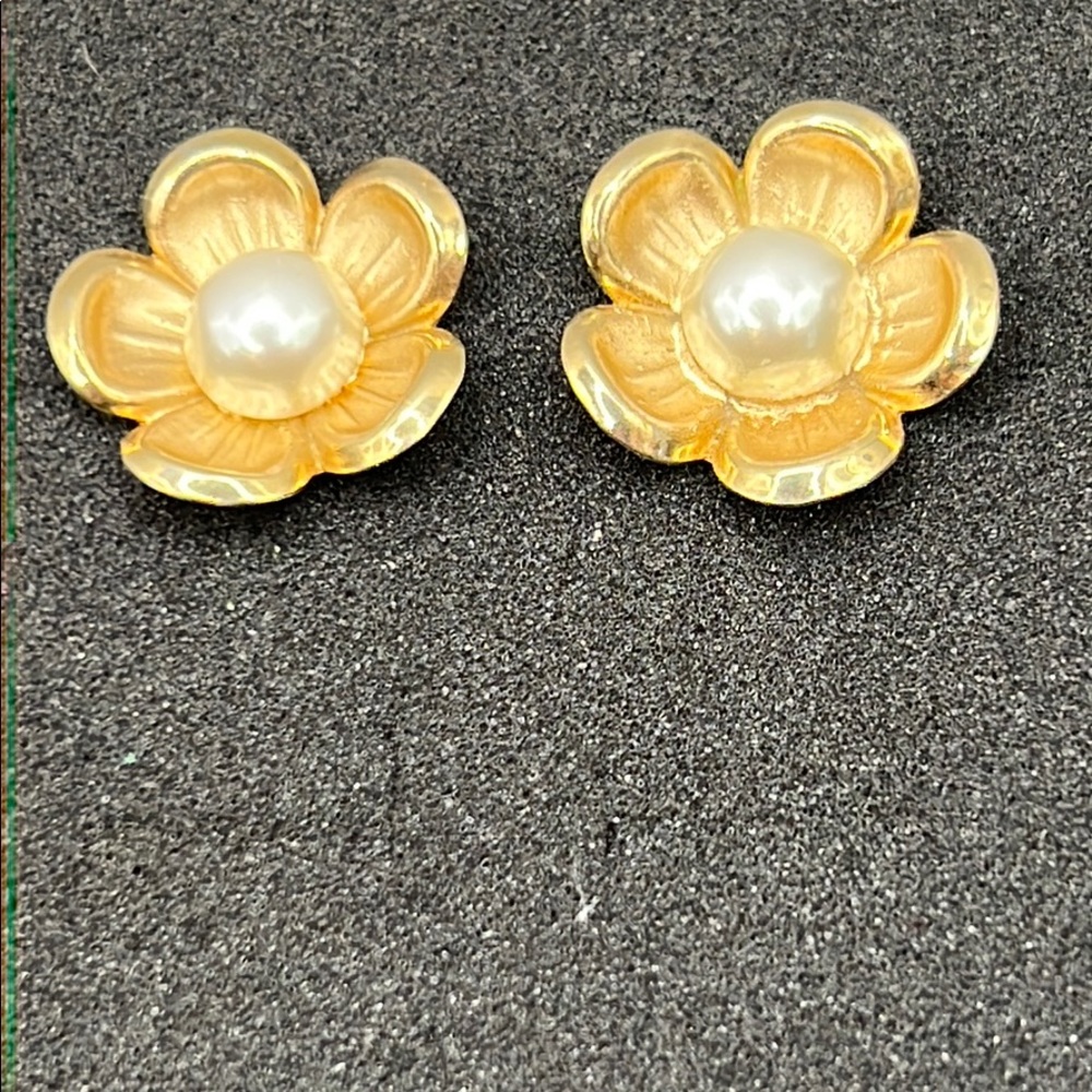 Vintage Tara pearl flower earrings